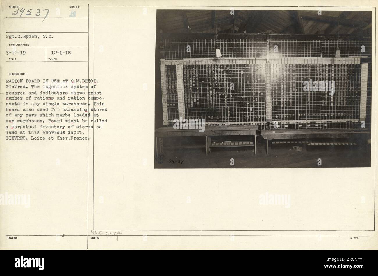 'Stgt.G.. Ryden von S.C. hat am 12. März 1919 ein Foto aufgenommen, auf dem die Rationierung gezeigt wird, die beim Q.M. in Gebrauch ist Depot in Gievres. Die Tafel besteht aus Quadraten und Indikatoren und zeigt die Anzahl der Rationen und Rationskomponenten in jedem Lager genau an. Es dient als permanentes Inventarsystem für die Lager des Depots." Stockfoto