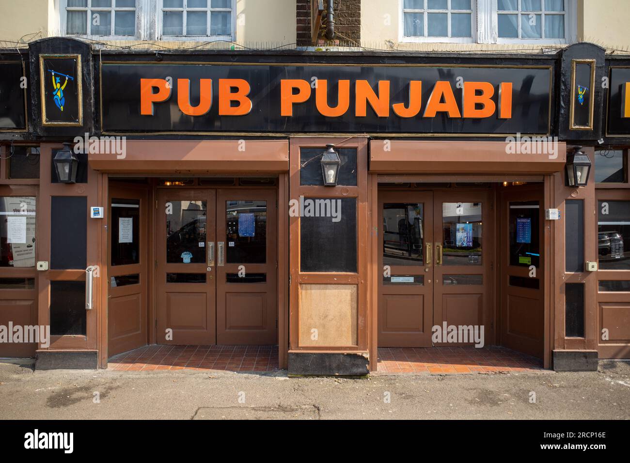 Pub Punjabi in Hayes, Hillingdon, West London (UB3). Ein familiengeführtes Unternehmen, das bei nordindischen Feinschmeckern und Biertrinkern beliebt ist. Stockfoto