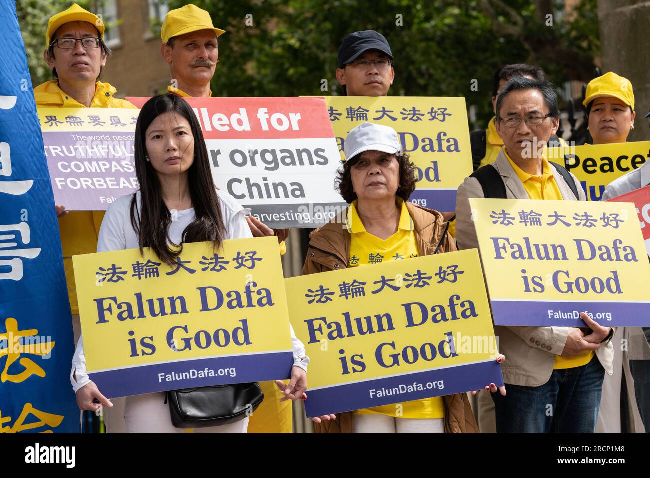 London, Großbritannien. 15. Juli 2023. Falun Gong-Praktizierende und -Unterstützer treffen sich gegenüber der Downing Street, um 24 Jahre lang der Unterdrückung durch die Kommunistische Partei Chinas zu gedenken. Kredit: Ron Fassbender/Alamy Live News Stockfoto
