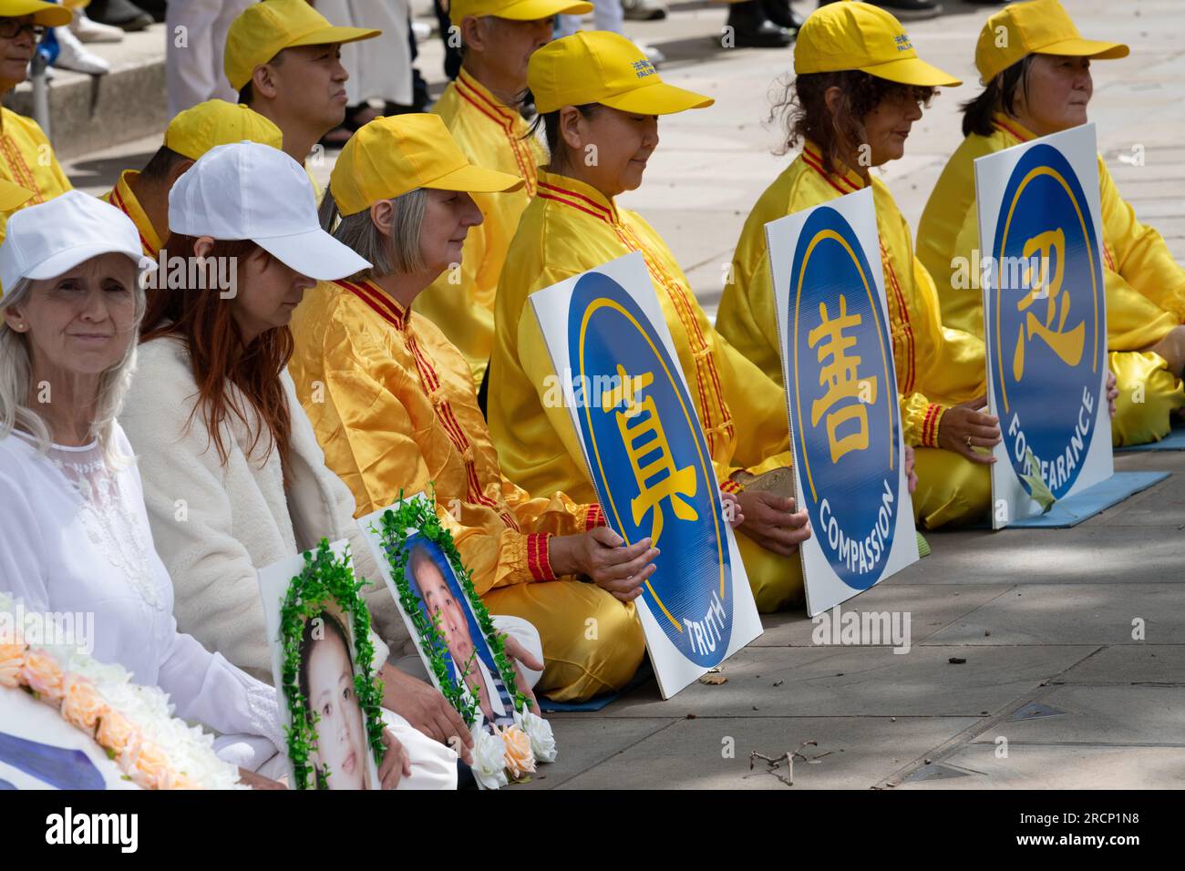 London, Großbritannien. 15. Juli 2023. Falun Gong-Praktizierende und -Unterstützer treffen sich gegenüber der Downing Street, um 24 Jahre lang der Unterdrückung durch die Kommunistische Partei Chinas zu gedenken. Kredit: Ron Fassbender/Alamy Live News Stockfoto