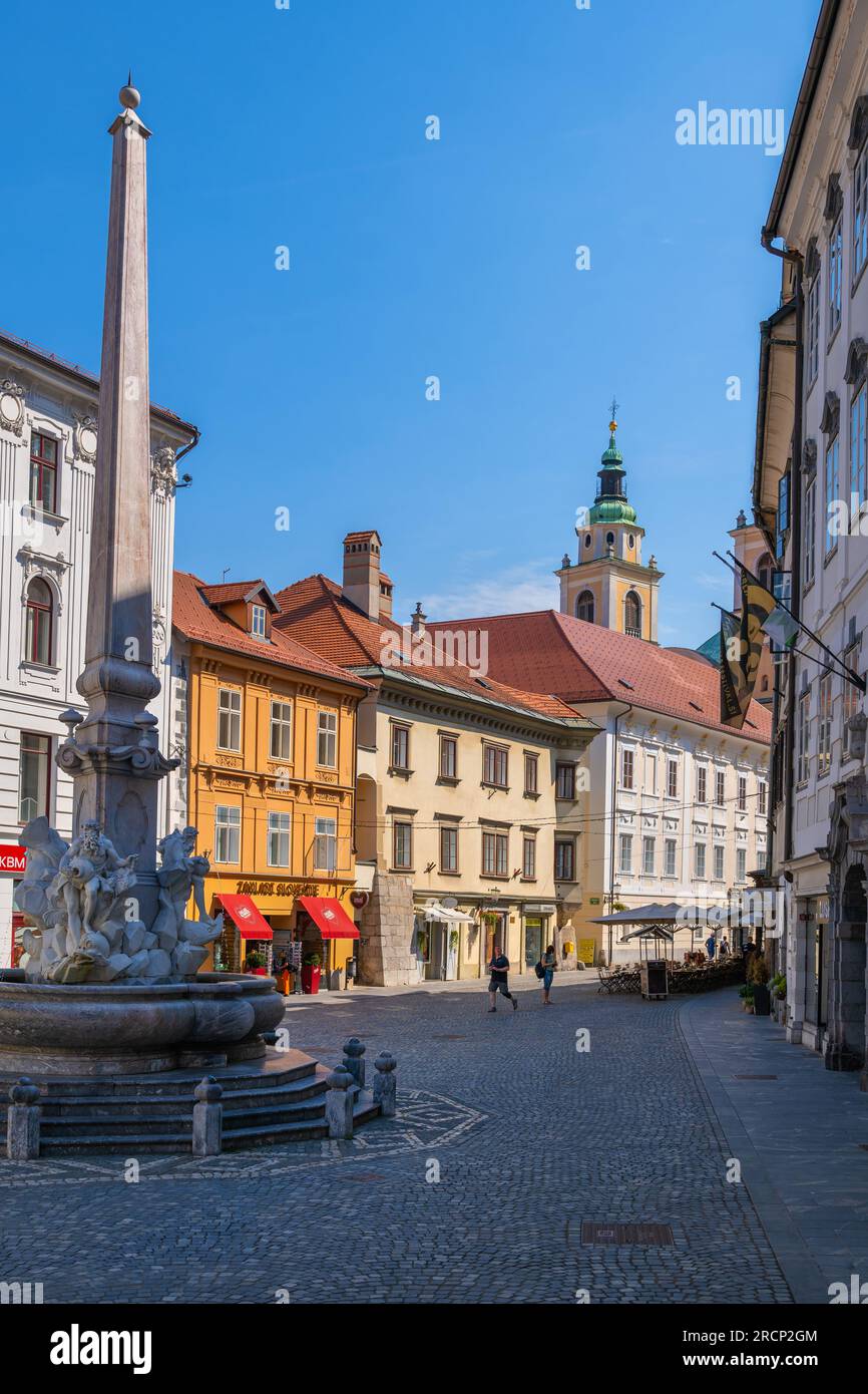 Die Altstadt von Ljubljana mit dem Robba-Brunnen in Slowenien. Stockfoto