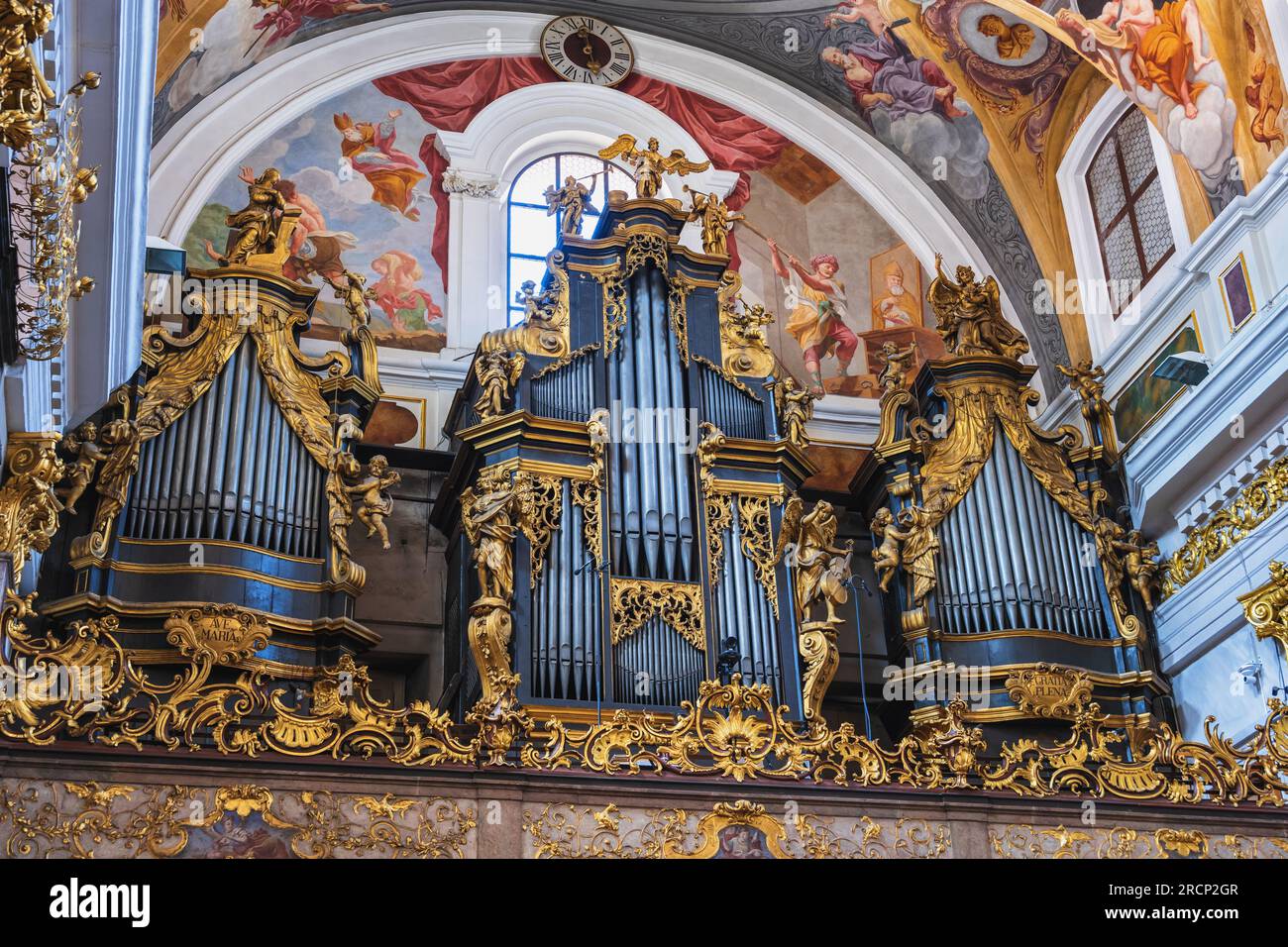 Pfeifenorgel im Inneren der Kathedrale von Ljubljana, Kirche des Heiligen Nikolaus in Ljubljana, Slowenien. Stockfoto