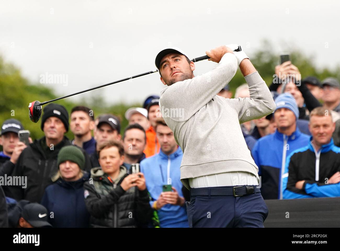 Scottie Scheffler am zweiten Abschlag am vierten Tag der Genesis Scottish Open 2023 im Renaissance Club, North Berwick. Foto: Sonntag, 16. Juli 2023. Stockfoto