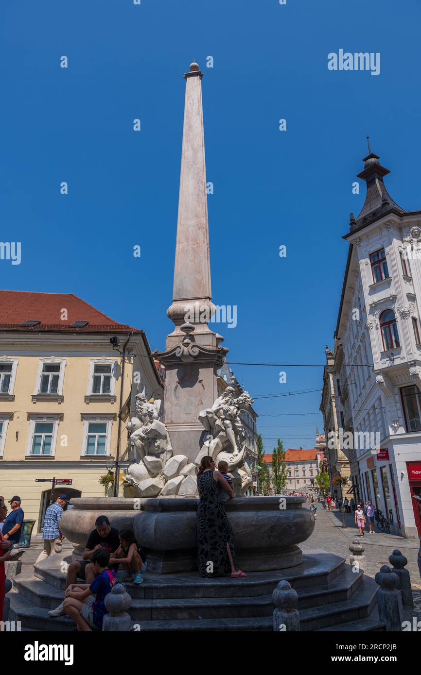Ljubljana, Slowenien, der Robba-Brunnen (Slowenisch: Robbov vodnjak) oder der Brunnen der drei Flüsse Carniolan (Vodnjak treh kranjskih rek) auf dem Stadtplatz Stockfoto