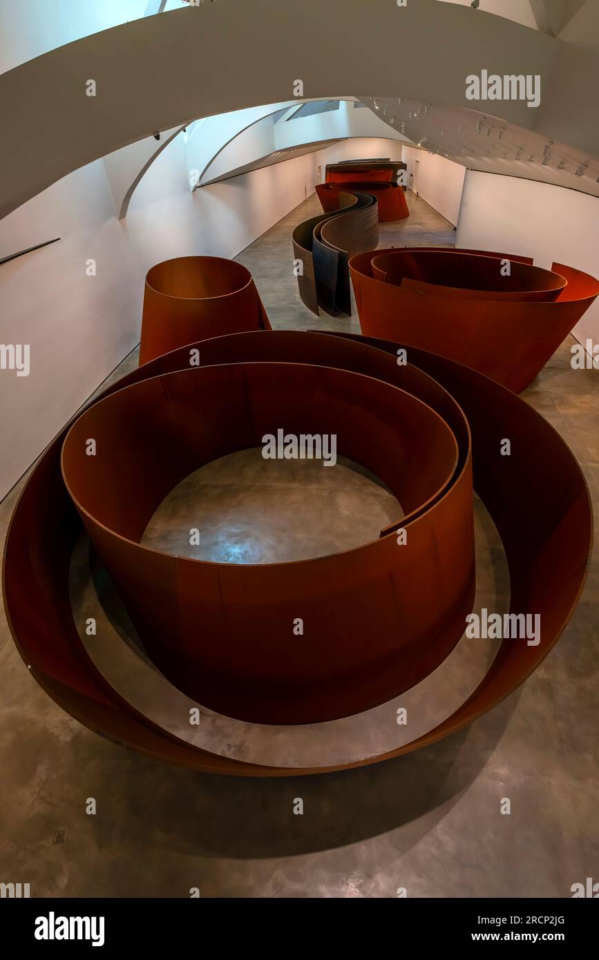 Die Frage der Zeit, Installation durch den amerikanischen Bildhauer Richard Serra. Das Guggenheim Museum Bilbao wurde vom Architekten Frank Gehry entworfen und befindet sich Stockfoto