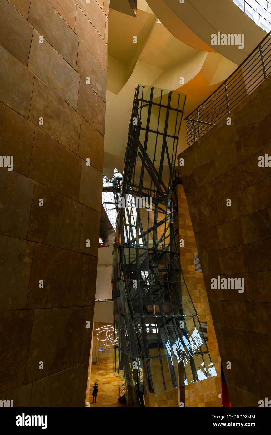 Das Guggenheim Museum Bilbao wurde vom Architekten Frank Gehry entworfen und befindet sich in Bilbao, dem Baskenland, Spanien. Das Atrium, das Gehry auch benutzt Stockfoto