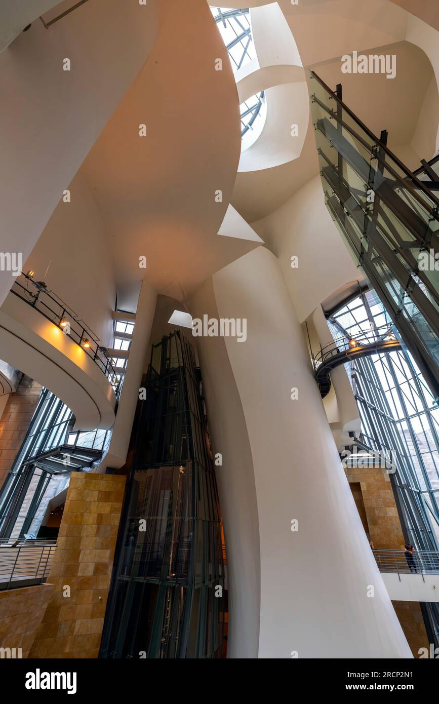 Das Guggenheim Museum Bilbao wurde vom Architekten Frank Gehry entworfen und befindet sich in Bilbao, dem Baskenland, Spanien. Das Atrium, das Gehry auch benutzt Stockfoto