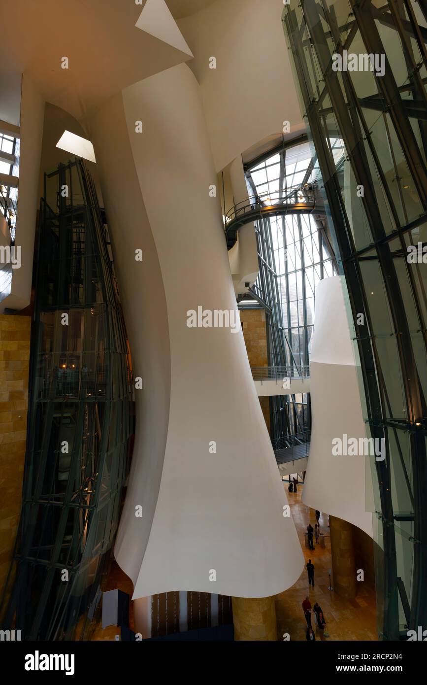 Das Guggenheim Museum Bilbao wurde vom Architekten Frank Gehry entworfen und befindet sich in Bilbao, dem Baskenland, Spanien. Das Atrium, das Gehry auch benutzt Stockfoto