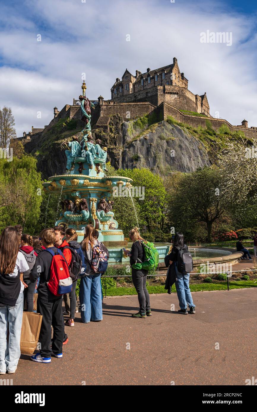 Schulkinder vor dem Ross Fountain mit Blick auf das Edinburgh Castle in Princes Street Gardens, Stadt Edinburgh, Schottland, Großbritannien. Stockfoto