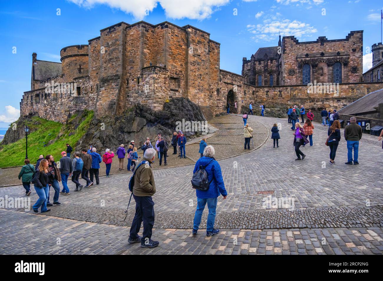 Das Innere Gelände von Edinburgh Castle mit einer Gruppe von Touristen in Edinburgh, Schottland, Großbritannien. Stockfoto