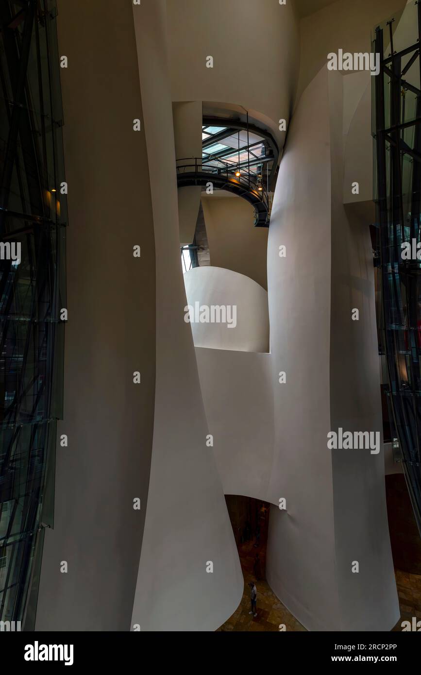 Das Guggenheim Museum Bilbao wurde vom Architekten Frank Gehry entworfen und befindet sich in Bilbao, dem Baskenland, Spanien. Das Atrium, das Gehry auch benutzt Stockfoto