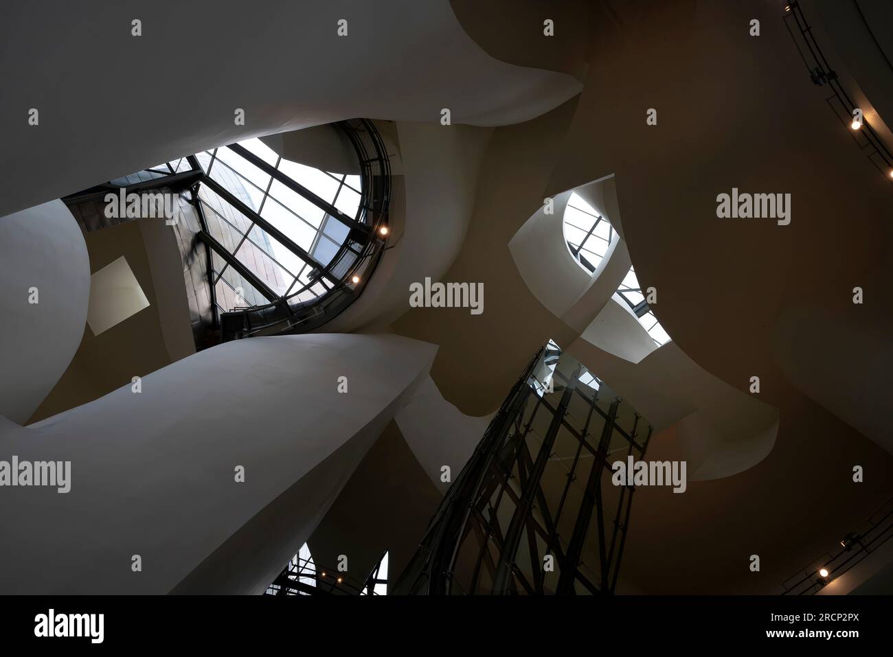 Das Guggenheim Museum Bilbao wurde vom Architekten Frank Gehry entworfen und befindet sich in Bilbao, dem Baskenland, Spanien. Das Atrium, das Gehry auch benutzt Stockfoto