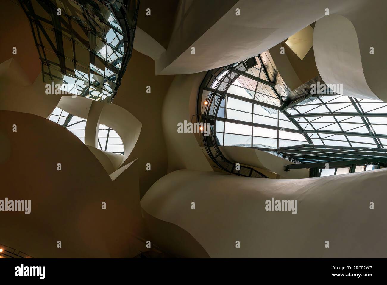 Das Guggenheim Museum Bilbao wurde vom Architekten Frank Gehry entworfen und befindet sich in Bilbao, dem Baskenland, Spanien. Das Atrium, das Gehry auch benutzt Stockfoto