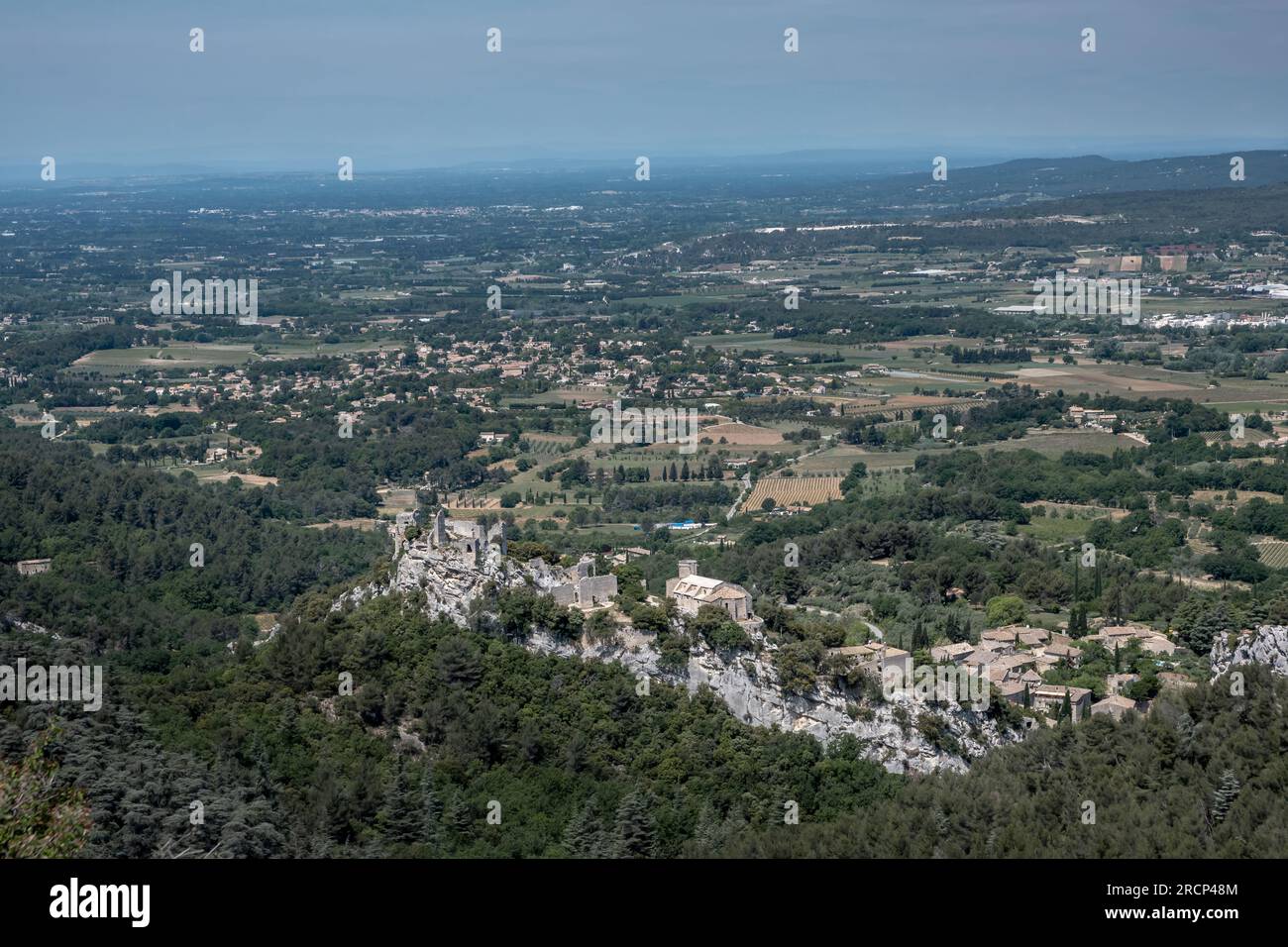 Wunderschönes Panorama der Ebenen in Südfrankreich mit dem Dorf Oppede im Frühling Stockfoto