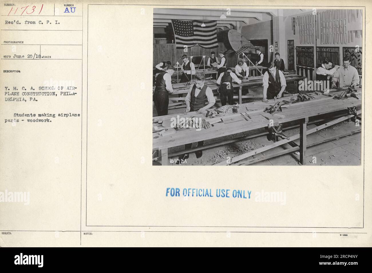 Studenten an der Y.M.C.A. School of Airplane Construction in Philadelphia, Pennsylvania, beteiligt sich an Holzarbeiten, um Flugzeugteile im 1. Weltkrieg zu bauen. Dieses Bild ist als „nur zur offiziellen Verwendung“ klassifiziert. Stockfoto