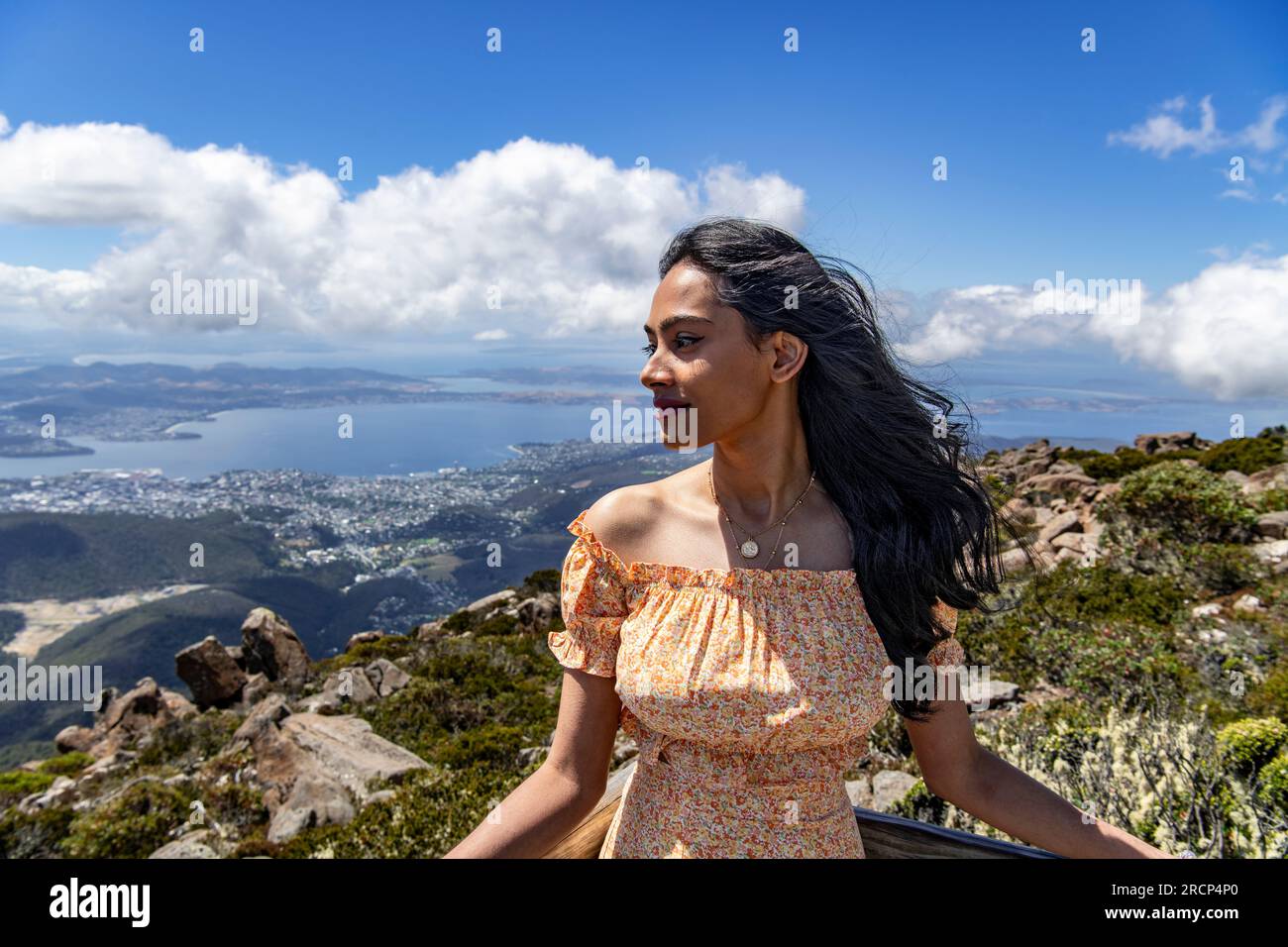 Profilporträt hübsche junge Frau am Aussichtspunkt Mount Wellington Hobart Tasmanien Australien Stockfoto