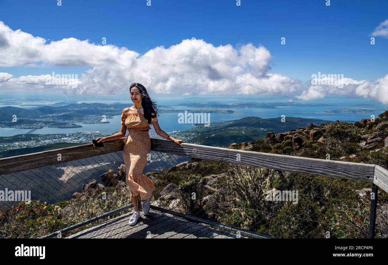 Hübsche junge Frau, die für ein Foto posiert am Aussichtspunkt Mount Wellington Hobart Tasmania Australia Stockfoto