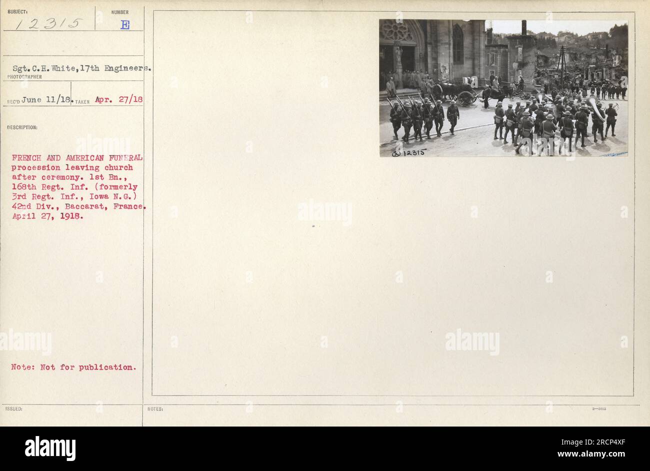 Sgt. C.H. White of the 17. Engineers ist auf einem Foto abgebildet, das am 27. April 1918 aufgenommen wurde. Das Bild zeigt eine Trauerprozession, die eine Kirche nach einer Zeremonie in Baccarat, Frankreich, verlässt. Die Prozession umfasst Soldaten des 1. Bataillons der Infanterie des 168. Regiments, früher bekannt als 3. Regiment Infanterie, Iowa Nationalgarde, der 42. Division. Dieses Foto mit der Bezeichnung 111-SC-12315 ist am 11. Juni 1918 eingegangen und wurde mit dem Hinweis „nicht zur Veröffentlichung“ herausgegeben. Stockfoto