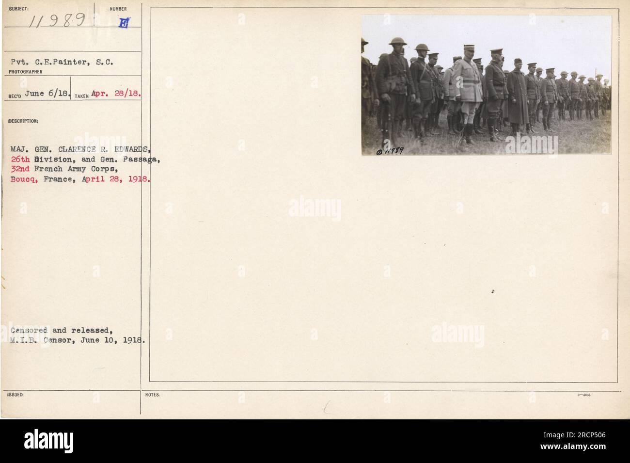 Gefreiter C.E. Der Maler der S.C. spricht mit Major General Clarence R. Edwards von der 26. Division und General Passaga vom 32. Französischen Armeekorps in Boucq, Frankreich, am 28. April 1918. Das Foto wurde am 6. Juni 1918 aufgenommen und nach der Zensur am 10. Juni 1918 veröffentlicht. Stockfoto