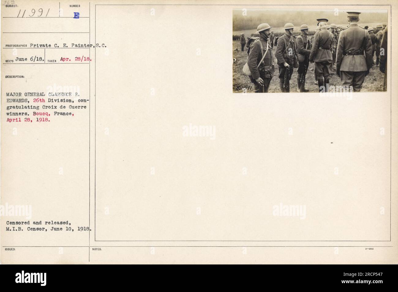 Eine Gruppe amerikanischer Soldaten der 26. Division wird von Major General Clarence R. Edwards gratuliert. Die Veranstaltung fand am 28. April 1918 in Boucq, Frankreich, statt. Das Foto wurde vom Gefreiten C. E. Maler aufgenommen und zensiert und vom M.I.B. freigelassen Zensor am 10. Juni 1918. Beschreibung Nummer: 1199. Stockfoto