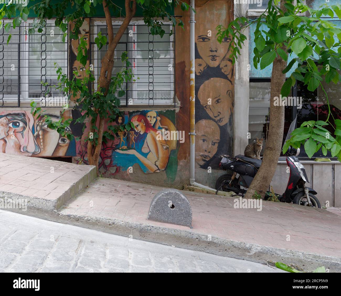 Istanbul Street voller Straßenkunst, als eine Katze auf einem Motorrad sitzt. Türkei Stockfoto