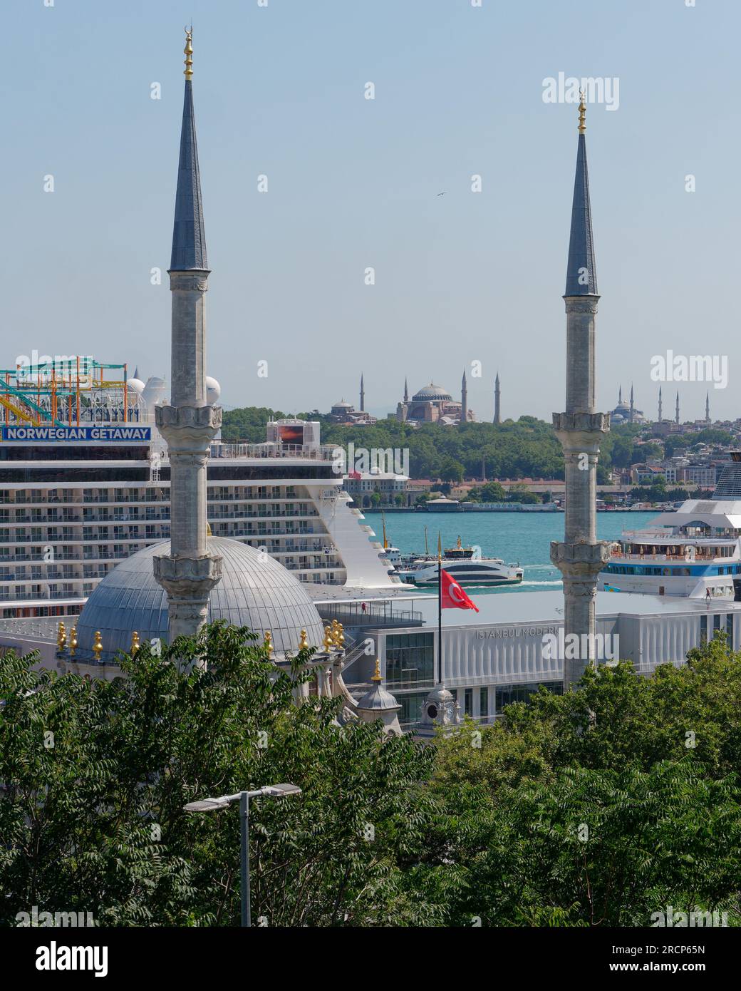 Nusretiye Moschee und ein Kreuzfahrtschiff in Galataport in Istanbul zusammen mit Istanbul Modern, einem Museum für Moderne Kunst. Türkei. Hagia Sophia im Hintergrund. Stockfoto