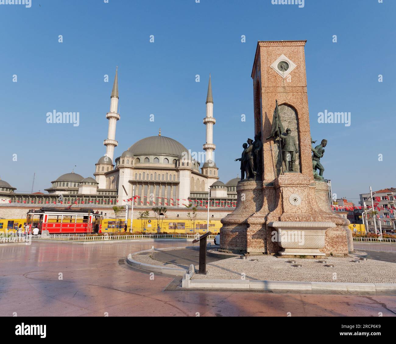 Taksim-Platz an einem Sommermorgen mit dem Denkmal der Republik, der Taksim-Moschee und der Heritage Tram, Beyoğlu, Istanbul, Türkei Stockfoto
