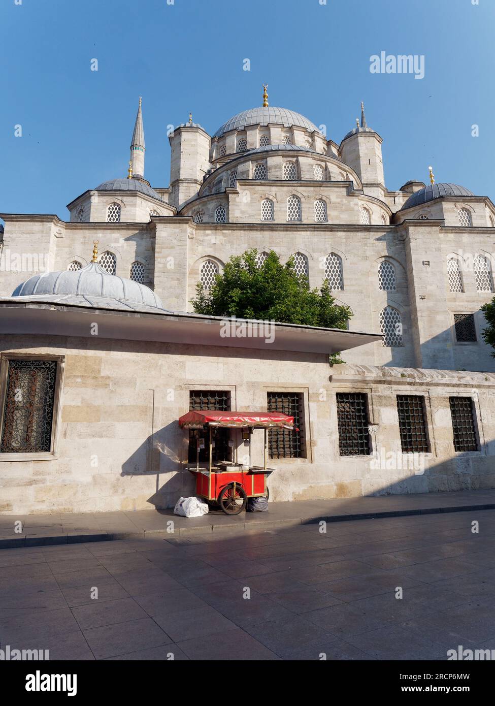 Yeni Cami Moschee (neue Moschee) an einem Sommermorgen mit einem roten Verkaufswagen, Istanbul, Türkei Stockfoto