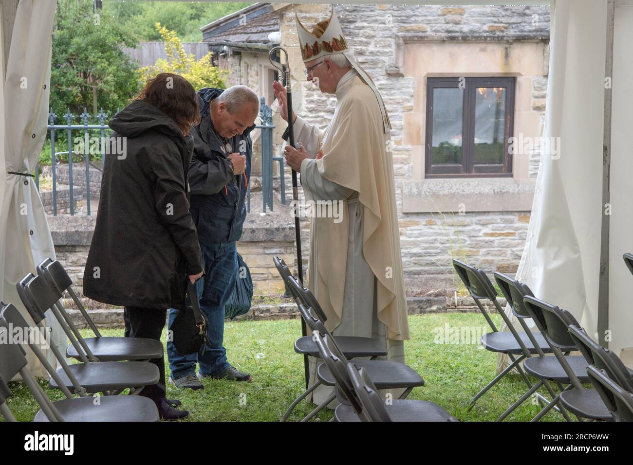 Katholischer Bischof von Wrexham, Reverend Peter M. Brignall. Er segnet Gläubige Katholiken bei der Pilgerfahrt zum Heiligen Winefride-fest, nach einem Gottesdienst unter freiem Himmel in einem Festzelt. Holywell, Flintshire, Wales, 25. Juni 2023. 2000er Jahre HOMER SYKES Stockfoto