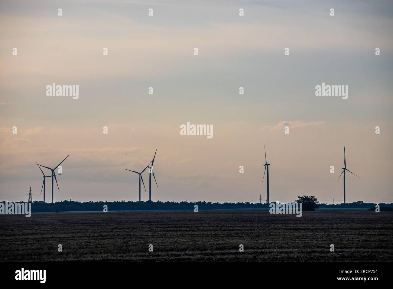 Windgenerator, der mitten in der Natur installiert ist. Stockfoto