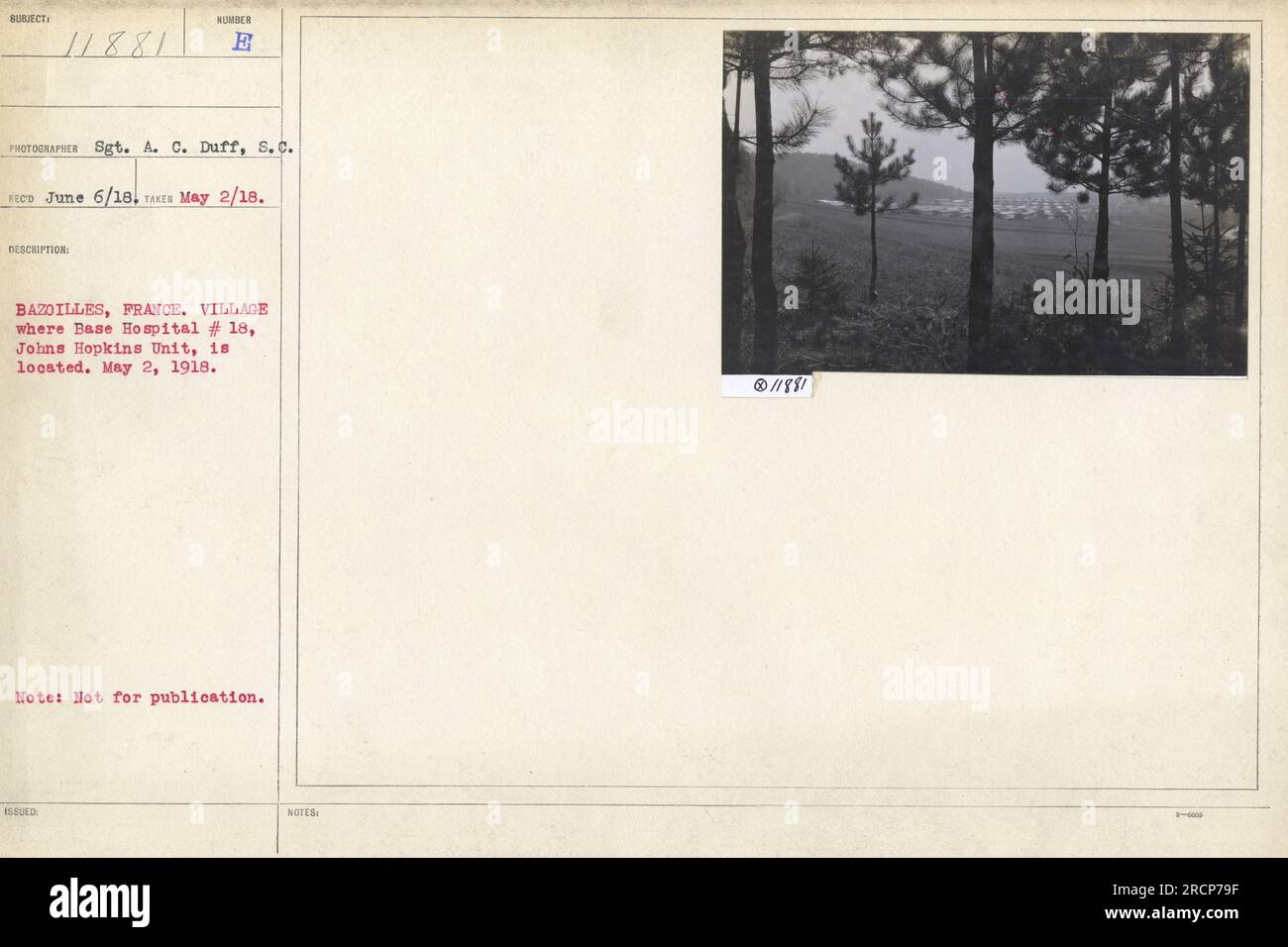 Ein Schwarzweißfoto zeigt das Dorf Bazailles in Frankreich, wo sich das Basiskrankenhaus Nr. 18, Johns Hopkins Unit, befand. Das Foto wurde am 2. Mai 1918 von Sergeant A. C. Duff aufgenommen und ist nicht zur Veröffentlichung bestimmt. Stockfoto