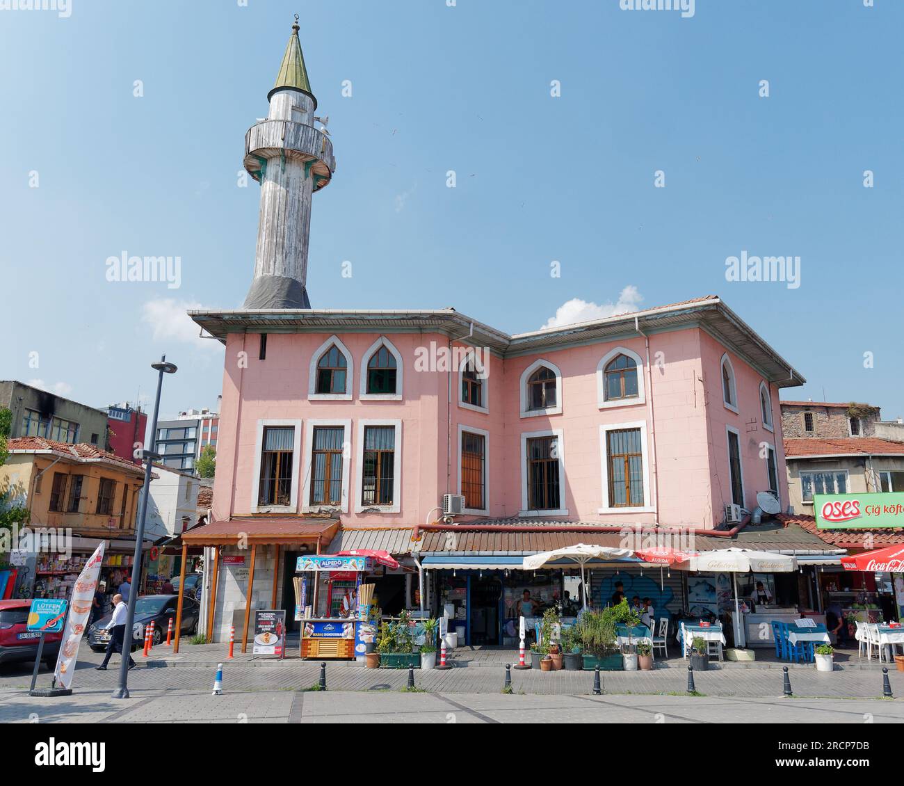 Die markante Makbul-İbrahim Paşa-Moschee im Karakoy-Viertel von Istanbul an einem Sommertag in der Türkei Stockfoto