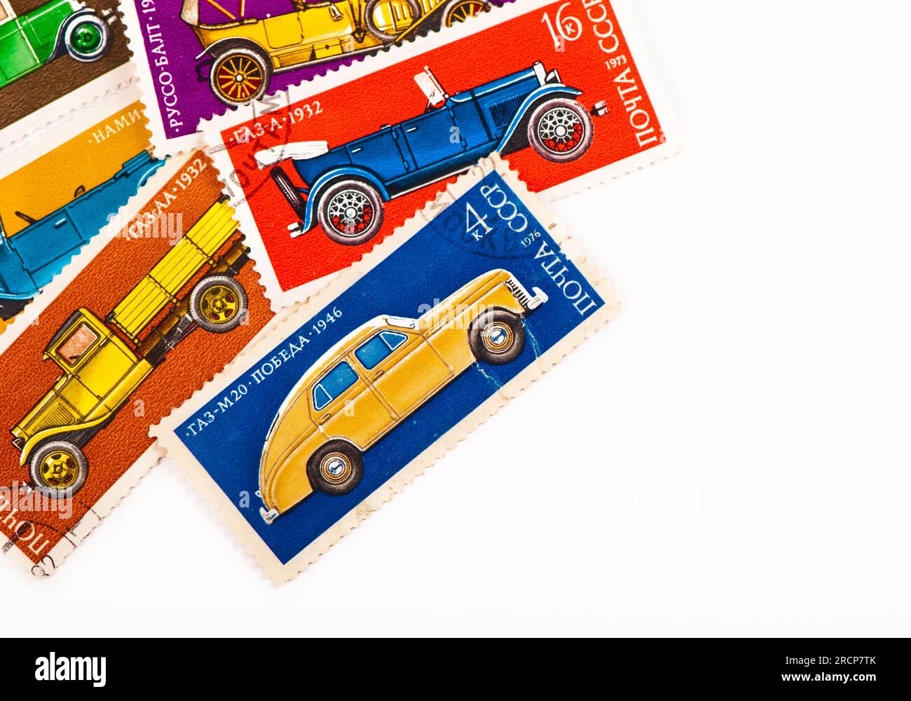 Collage aus Briefmarken mit dem Bild der russischen Autos aus der Zeit von 1939 bis 1946 Stockfoto