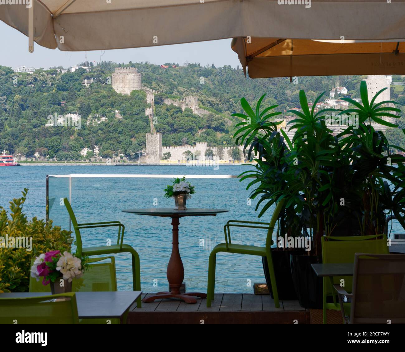 Rumeli Festung (Europa) aus Sicht eines Restaurants in Anadolu auf der asiatischen Seite des Bosporus, Istanbul, Türkei Stockfoto