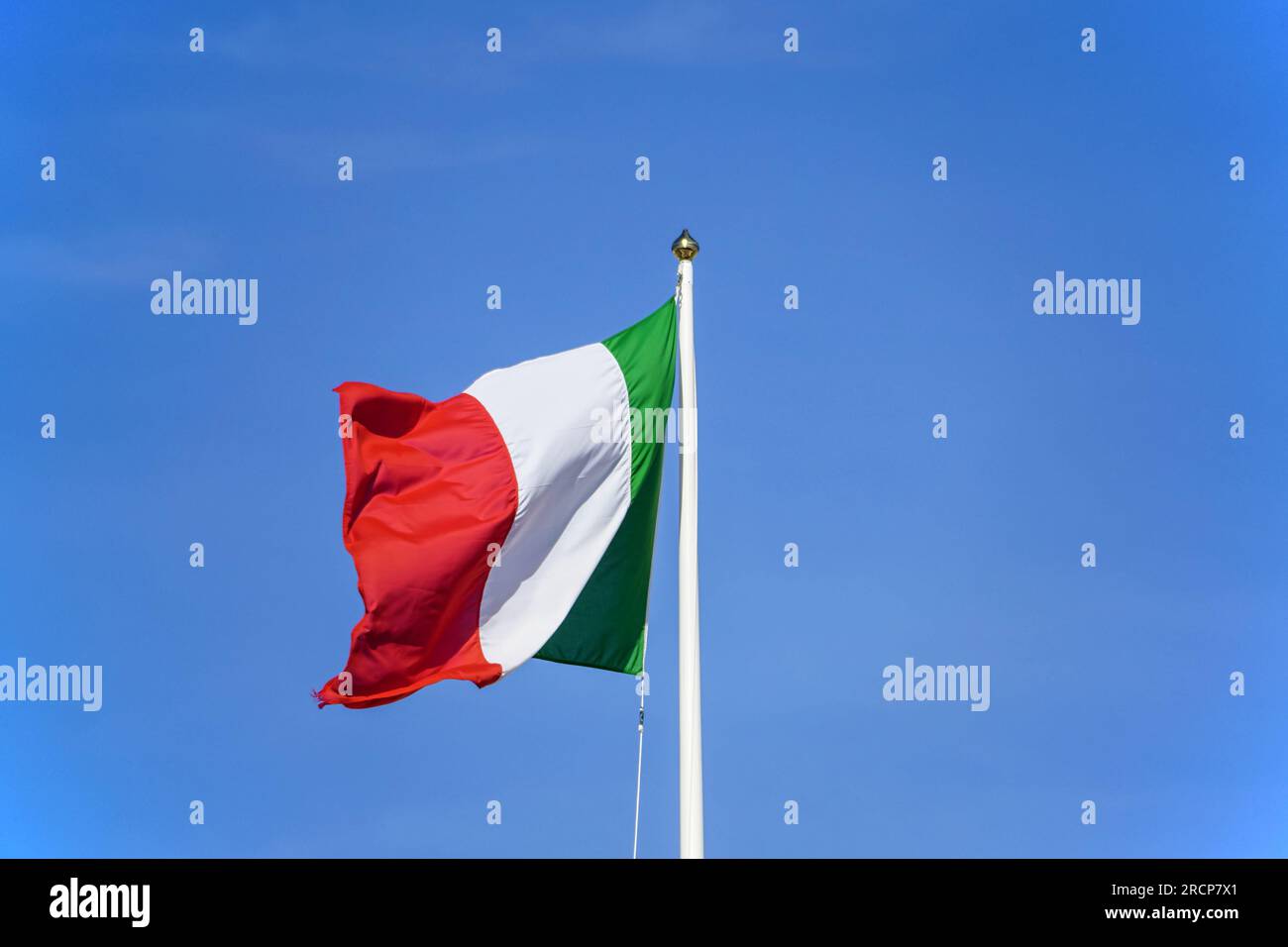 Italienische Flagge vor klarem blauem Himmel. Stockfoto