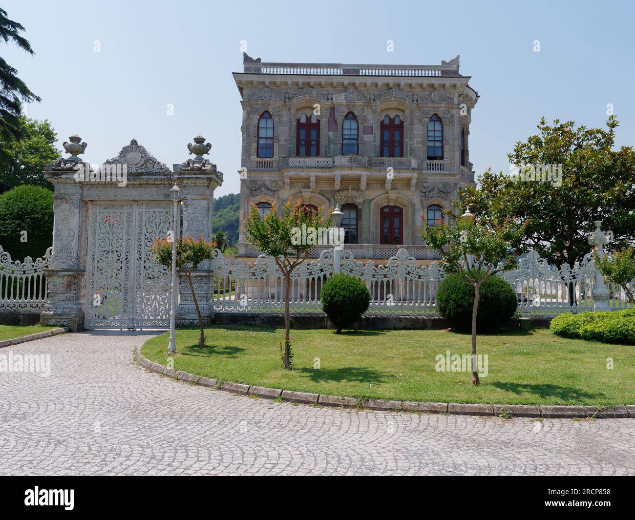 Kucuksu Pavillon, ein opulentes Schloss/Jagdhaus in der Nähe von Anadolu Hisari auf der östlichen Seite von Istanul neben dem Bosporus. Türkei Stockfoto