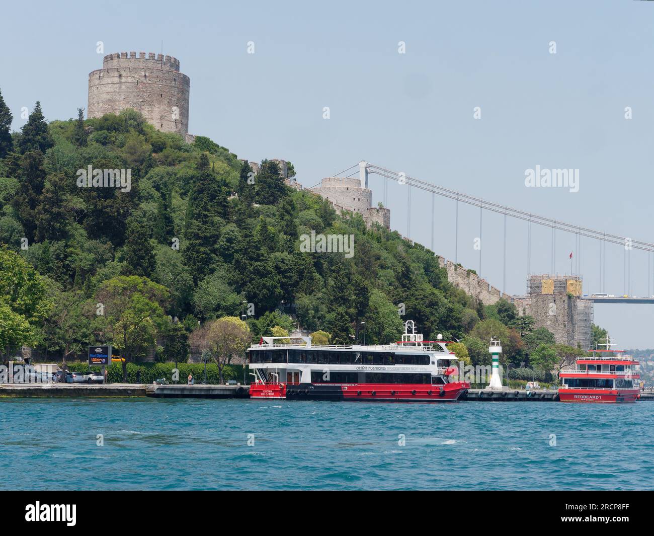 Rumeli Festung auf einem Hügel mit Passagierfähren am Bosporus und der Fatih Sultan Mehmet Brücke, Istanbul, Türkei Stockfoto