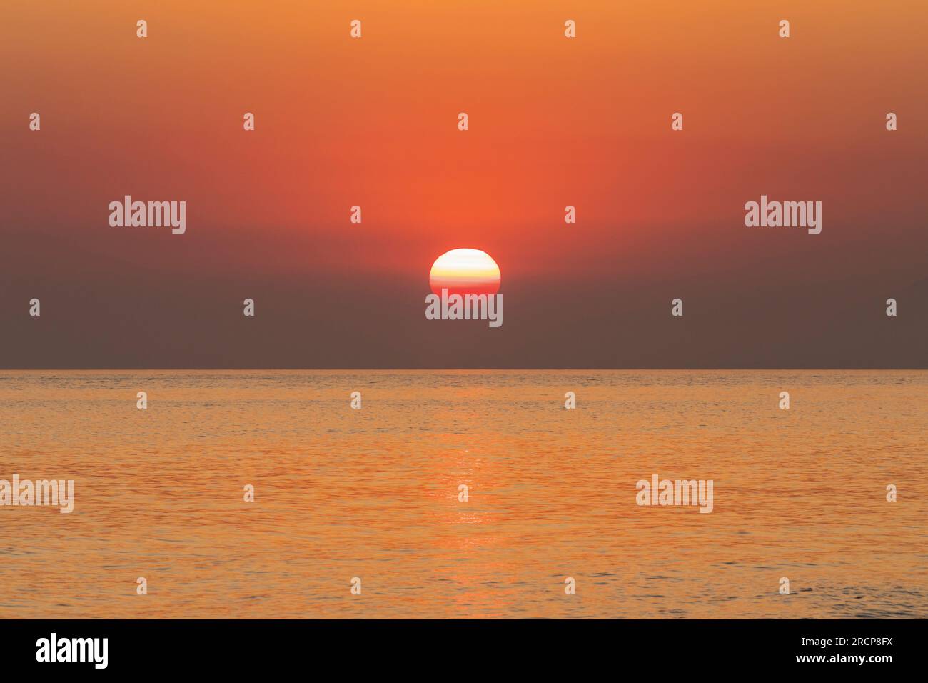 Sonnenaufgang über dem Meer. Stockfoto