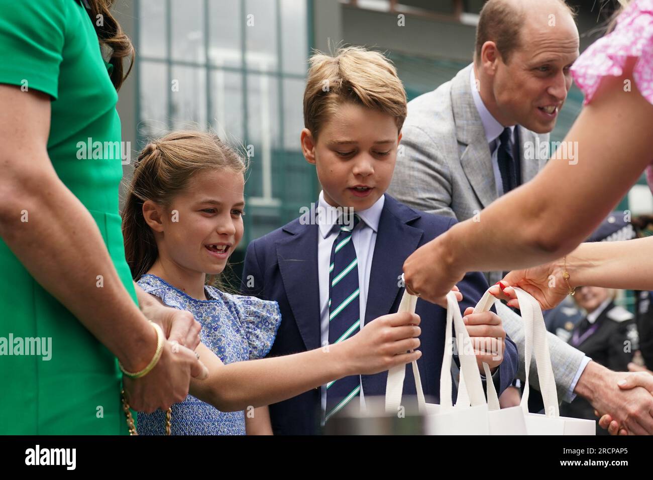 Der Prinz und die Prinzessin von Wales mit Prinz George und Prinzessin Charlotte, die Taschen erhalten, kommen am 14. Tag der Wimbledon-Meisterschaft 2023 im All England Lawn Tennis and Croquet Club in Wimbledon an. Foto: Sonntag, 16. Juli 2023. Stockfoto