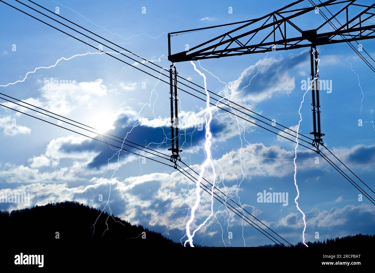 Hochspannungsleitungen mit Beleuchtung. Stockfoto