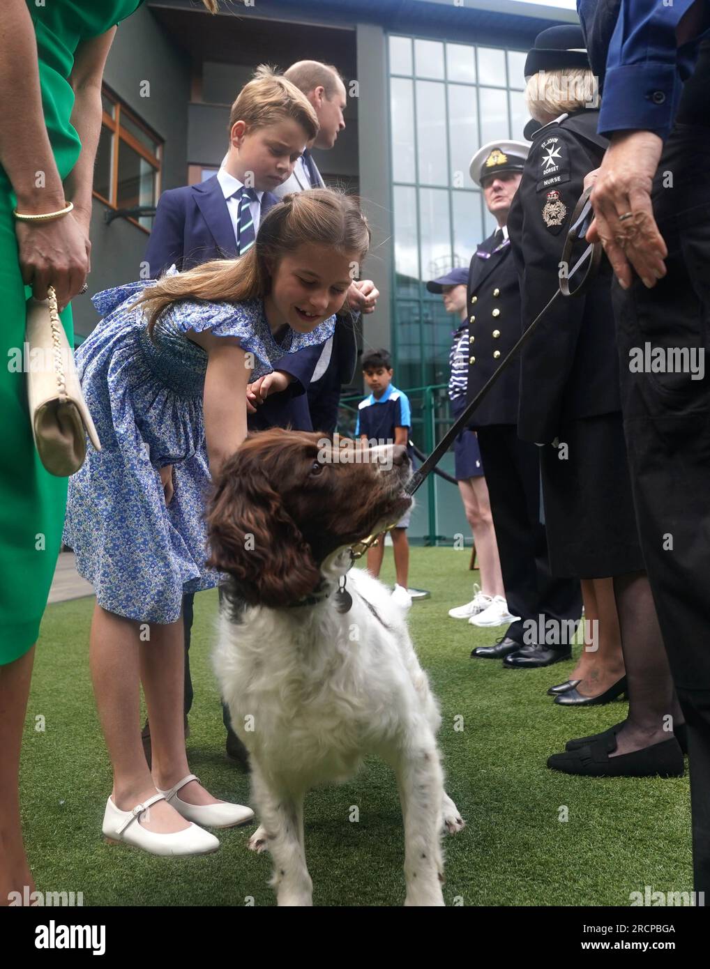 Prinz und Prinzessin von Wales mit Prinz George und Prinzessin Charlotte sprechen mit Feldwebel Jacquie Crook Royal Air Force, Pam West Tactical Commander St. John's Ambulance, LT CDR Chris Boucher Royal Navy und PC Erica Williams mit springer Spaniel Police Dog Stella am 14. Tag der Wimbledon Championships 2023 im All England Lawn Tennis and Croquet Club in Wimbledon. Foto: Sonntag, 16. Juli 2023. Stockfoto