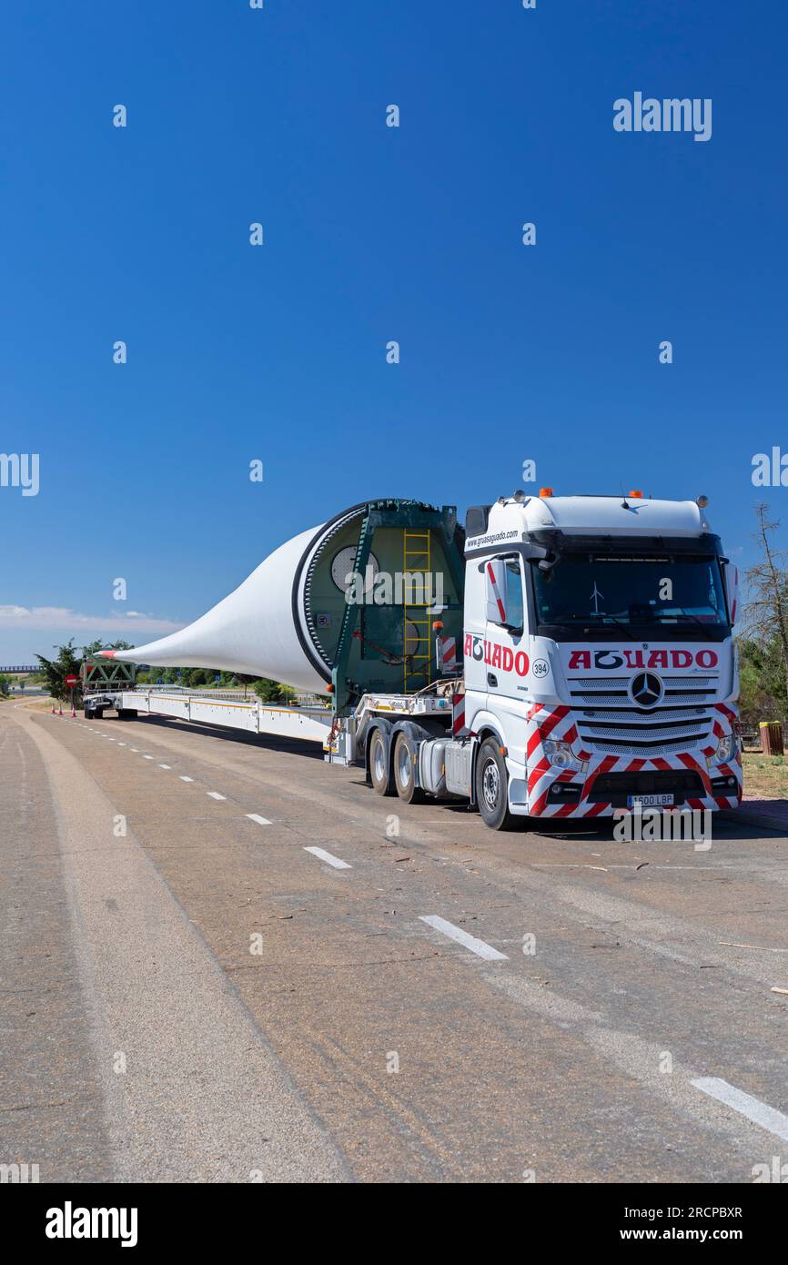 Europa, Spanien, Kastilien und León, Abia de las Torres Motorway Services, LKW mit großem Schild für den Bau einer neuen Windkraftanlage Stockfoto