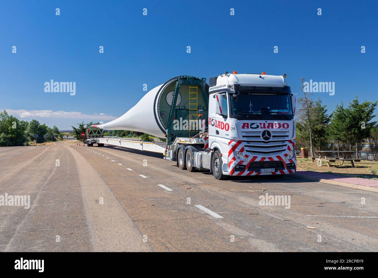 Europa, Spanien, Kastilien und León, Abia de las Torres Motorway Services, LKW mit großem Schild für den Bau einer neuen Windkraftanlage Stockfoto
