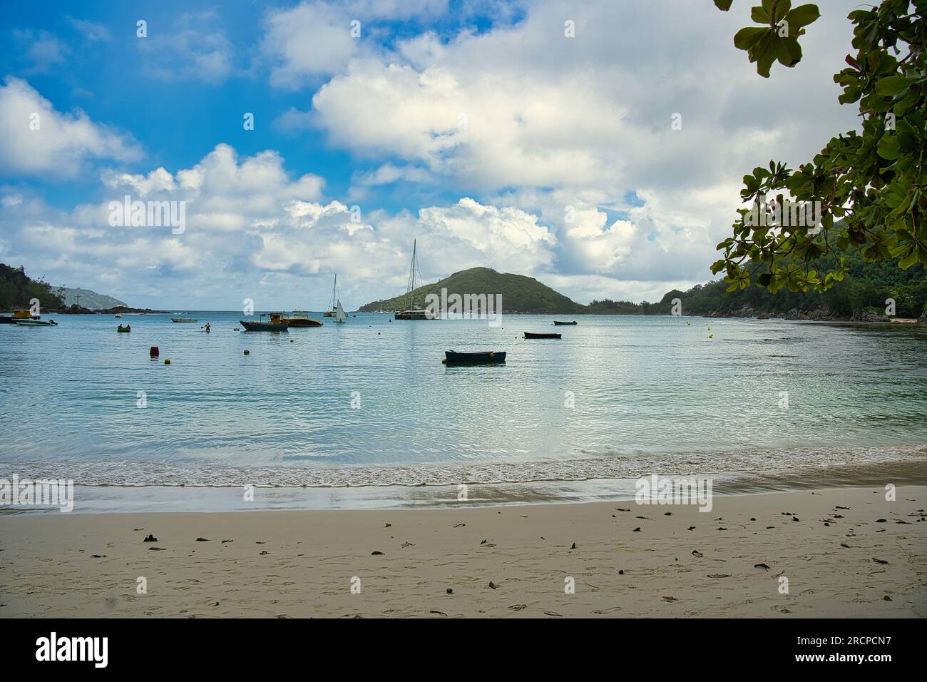 Anlegeboot, Yachten am Port launay Beach, weißer Sandstrand, Mahe Seychellen. Stockfoto