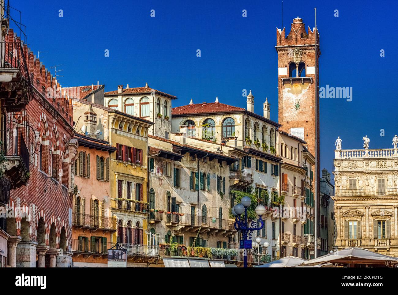 VERONA, ITALIEN - 10. FEBRUAR 2018: Torre del Gardello auf dem Marktplatz - Piazza delle Erbe Stockfoto