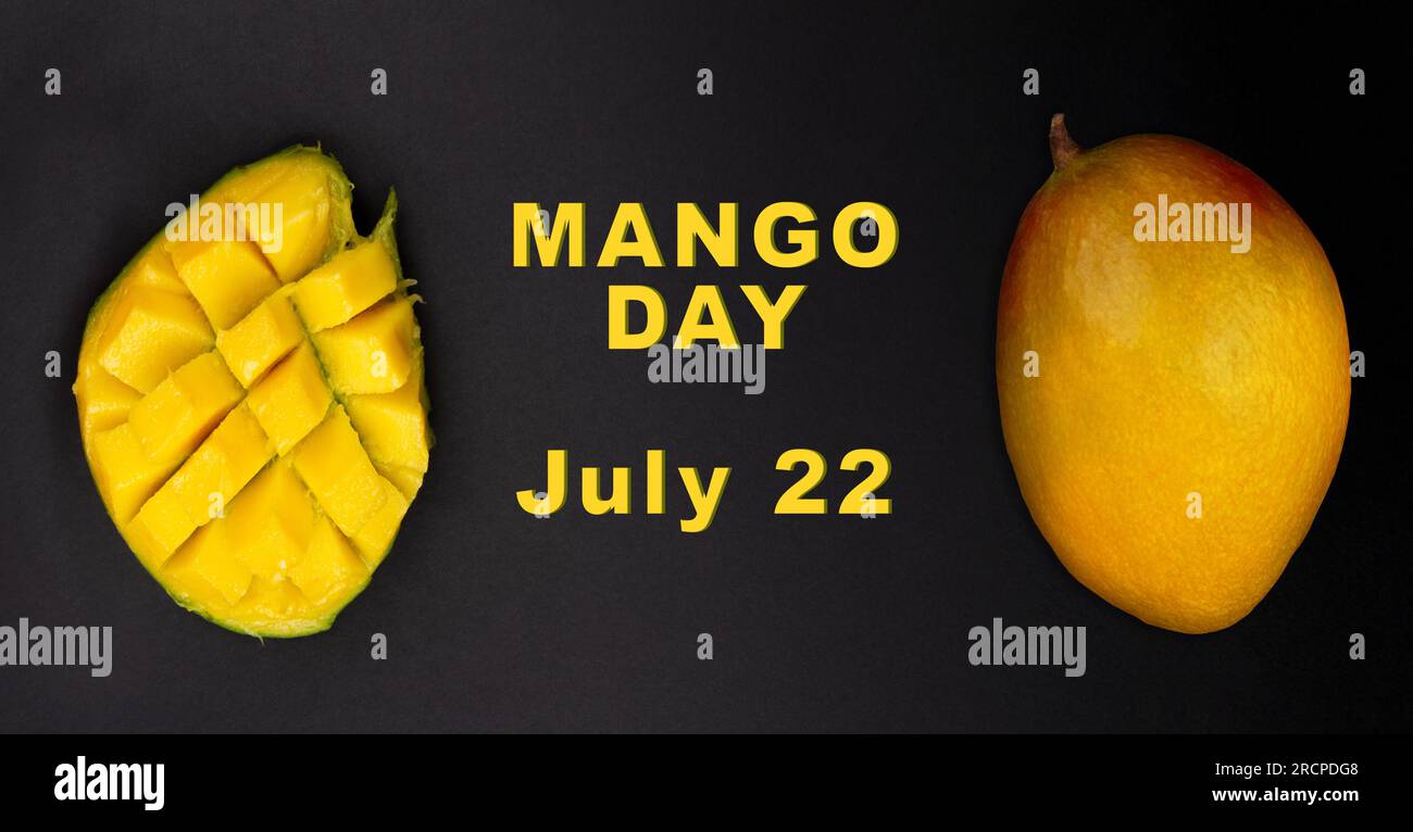 Ganze Mango-Früchte und in Scheiben geschnittene Hälfte der Mango auf dunklem Hintergrund mit Text: "Mango day. Juli 22 Stockfoto