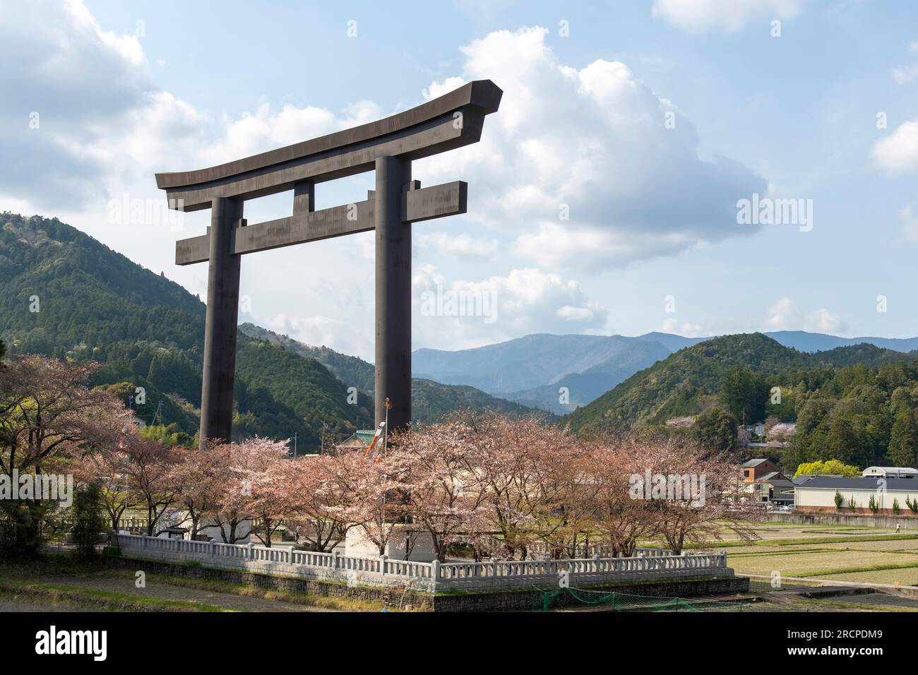Tanabe, Wakayama, Japan - 4. April 2023; Kumano Hongū Taisha Shinto-Schrein als Teil des Kumano Kodo Wallfahrtswegs und UNESCO-Weltkulturerbe sur Stockfoto