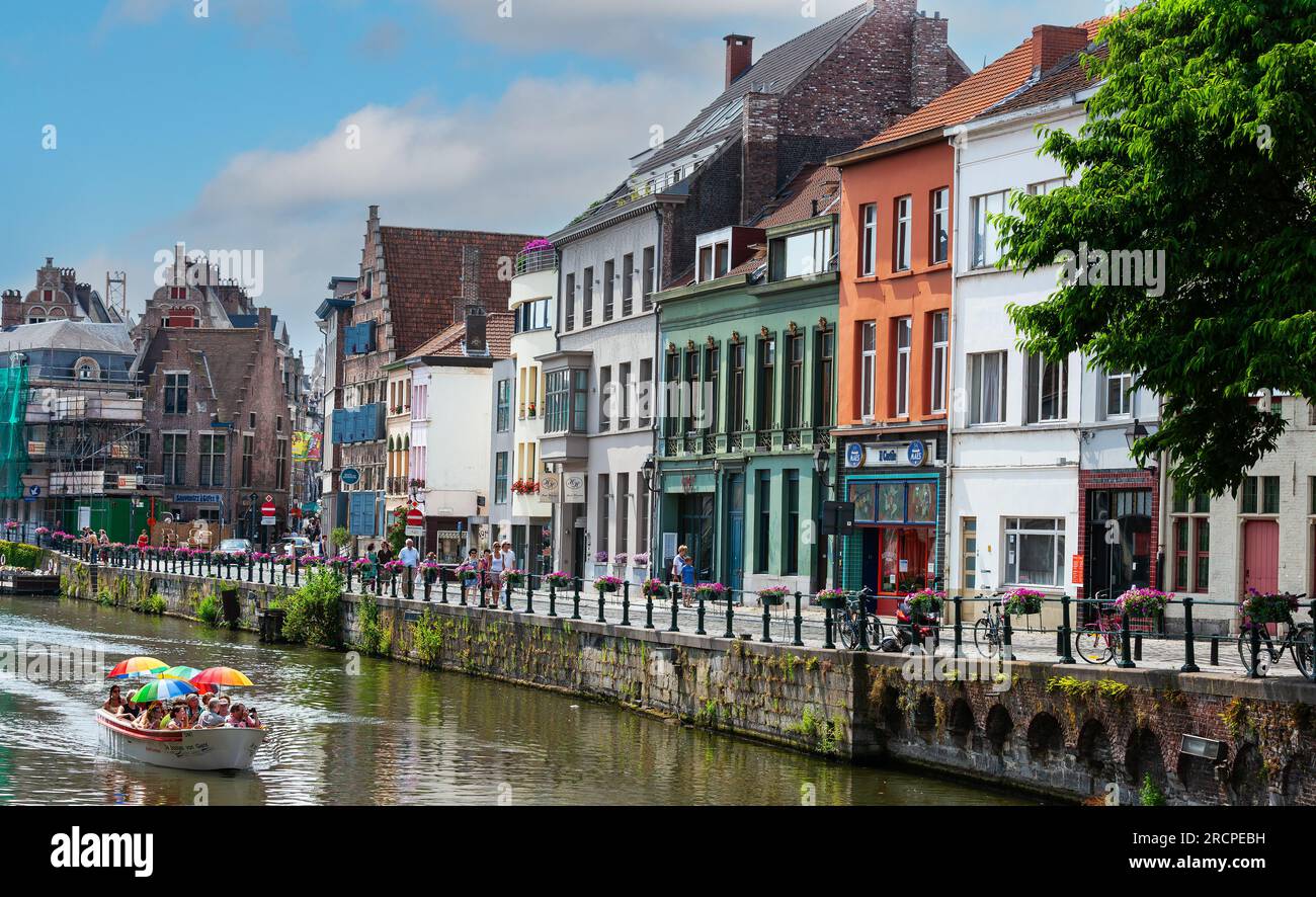 Gent, Belgien - 10. Juli 2010 : Kraanlei, beliebte Straße entlang der Lys (Leie). Kleines Motortourboot, das auf Kraanlei segelt. Stockfoto