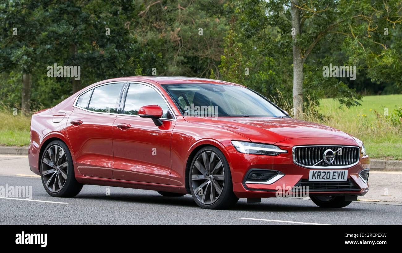 Milton Keynes, Großbritannien - Juli 16. 2023: 2020 rote VOLVO S60-INSCHRIFT + T5 AUTO, das auf einer englischen Straße fährt Stockfoto