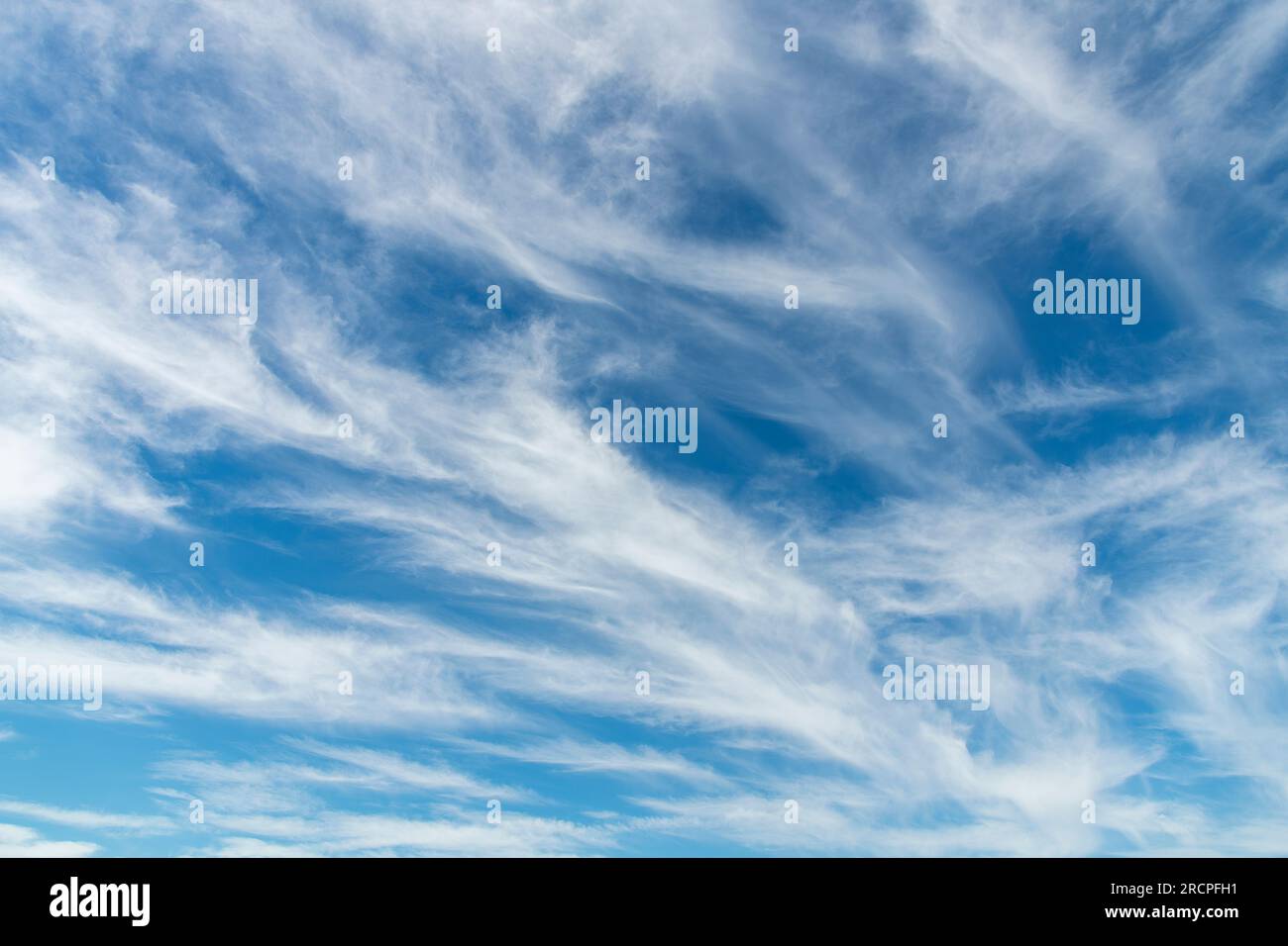 Bildfüllungsansicht von Zirruswolken vor blauem Himmel Stockfoto